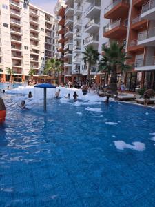 Bazén v ubytování Apartment Lola Shengjin nebo v jeho okolí