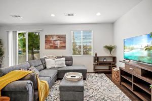 Una sala de estar con un sofá y un televisor de pantalla plana. en Gorgeous Family Home, Close to Frwys, Hospitals & Sports Arenas, Pets OK, en Orange