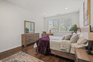 Un dormitorio con una cama, una cómoda y un espejo. en Gorgeous Family Home, Close to Frwys, Hospitals & Sports Arenas, Pets OK, en Orange