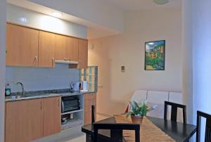 - une cuisine et une salle à manger avec une table et un four micro-ondes dans l'établissement Agusti Hostal, à Sant Carles de la Ràpita