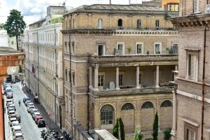 ローマにあるcamera FAMILIARE 1 a fontanaの建物のある街並み