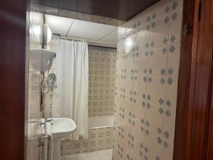 Ένα μπάνιο στο Apartamentos Do Parque +44 φωτογραφίες