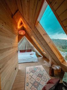 ManzanilloGlamping Aire Sevilla Valle的一间带床和大窗户的卧室