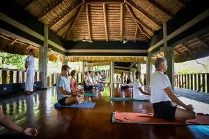 un gruppo di persone sedute a lezione di yoga di Perla Marina Beach Condo- Walk to Yoga, Spa & Food a Sosúa