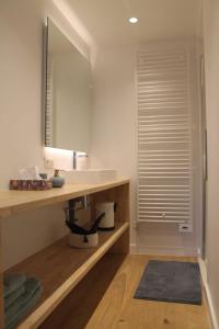 un baño con lavabo y espejo en Cozy Central Apartment with Cathedral View on the 3rd floor, en Amberes 31 fotos más