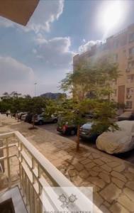 MadinatyProperty Sisters, Elite new home, Madinaty B11的停车场内可停放汽车的阳台