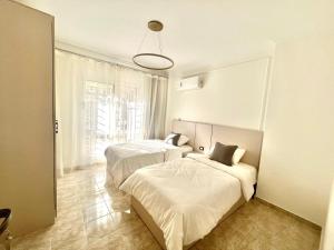 MadinatyProperty Sisters, Elite new home, Madinaty B11的有两张床和一扇窗户的卧室