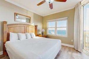 Un dormitorio con una cama grande blanca con ventilador de techo. en Waters Edge Condominiums, en Fort Walton Beach 25 fotos más