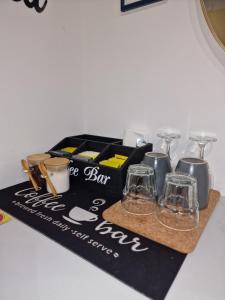 Una mesa con copas de vino y un cartel encima. en Business Suite Novi Sad Center, en Novi Sad 18 fotos más