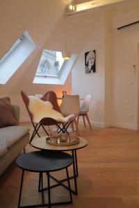 Posezení v ubytování Charming Apartment with Cathedral View! On the 4th floor