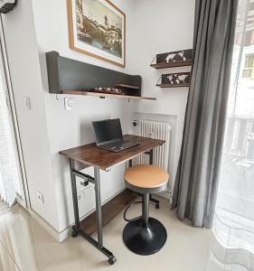 Μια τηλεόραση ή/και κέντρο ψυχαγωγίας στο Escapade à Nice - T2 lumineux avec balcon & clim