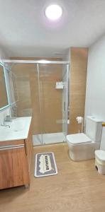 Un baño con ducha, inodoro y lavabo. en BERANGO COZY HOME Parking, en Berango 24 fotos más