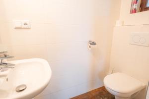 Koupelna v ubytování Rooms & Restaurace Na Jitrách + 7 fotografií