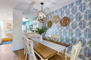una sala da pranzo con tavolo e sedie di Oceanfront condo with direct beach access, shared pool, tennis a Fort Matanzas