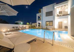 una piscina in una villa di notte di Palm View Suites a Kourouta