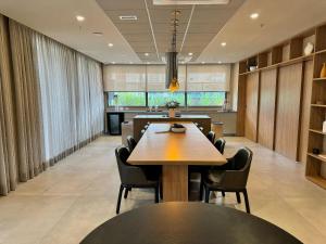 a conference room with a long table and chairs at Almagah 227 - Tatuapé in Sao Paulo