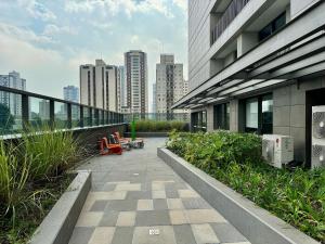 a walkway in front of a building in a city at Almagah 227 - Tatuapé in Sao Paulo