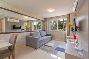 a living room with a couch and a table at Bem Proximo a Catedral - stayhousetemporada in Canela