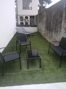 een groep stoelen en tafels op het gras bij gite Condrieu parking privé in Condrieu