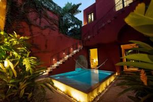 a swimming pool in the courtyard of a building at CASA EEB - 4BR Home Colonial Elegance Downtown Merida in Mérida