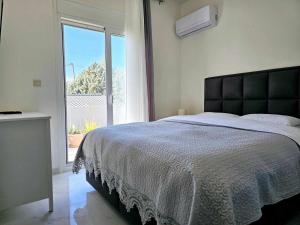 una camera da letto con un letto grande e una grande finestra di Dream Luxury Suites & Apartment Pastida a Pastida Altre 8 foto