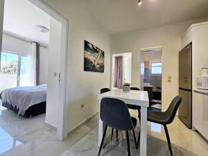 una stanza con un letto, un tavolo e delle sedie di Dream Luxury Suites & Apartment Pastida a Pastida