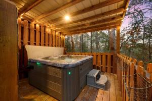 d'un grand bain à remous sur une terrasse en bois avec un plafond en bois. dans l'établissement Sarah's Hideaway-Hot Tub Firepit & BBQ, à Stephens Gap 44 autres photos