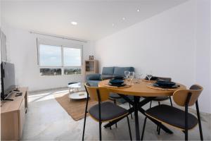 Televiisor ja/või meelelahutuskeskus majutusasutuses Seaview 2 Beds La Duquesa Port