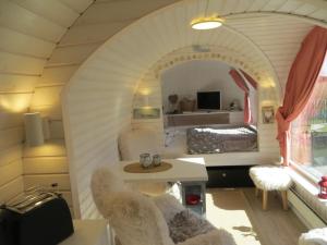 a small room with a bed and a bedroom at bettis Tostedt in Tostedt