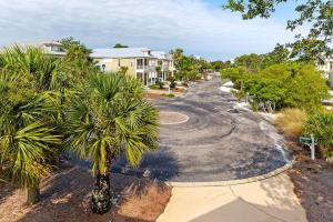 un camino sinuoso con palmeras y casas en Casa Playa, en Gulf Highlands
