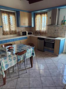 A kitchen or kitchenette at Απεραντο Γαλαζιο