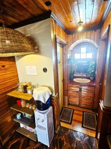 eine Küche mit einem Aquarium in einem Zimmer in der Unterkunft Vacation House Camp 7 Baguio Transient 6BR in Baguio City + 40 Fotos