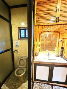 ein Badezimmer mit Toilette und Waschbecken in der Unterkunft Vacation House Camp 7 Baguio Transient 6BR in Baguio City