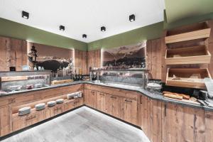 Kuchyň nebo kuchyňský kout v ubytování BinderS Budget City-Mountain Hotel