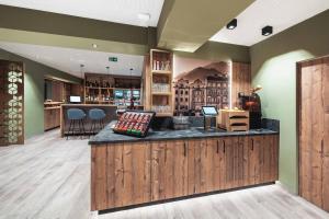 Kuchyň nebo kuchyňský kout v ubytování BinderS Budget City-Mountain Hotel