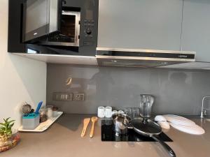 Kuchyň nebo kuchyňský kout v ubytování Supertech Supernova Noida + 21 fotografií