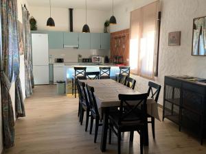 eine Küche und ein Esszimmer mit Tisch und Stühlen in der Unterkunft Venta Cerro del Águila in Ventas con Peña Aguilera