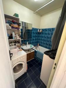 Koupelna v ubytování Chambre à Bobigny CJ