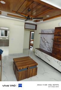 ティルパティにあるAJ srinivasa HOMESTAYのソファと天井ファンのあるリビングルーム