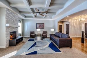 Χώρος καθιστικού στο Luxury Retreat- Modern 5BR Ranch in Bennington +33 φωτογραφίες