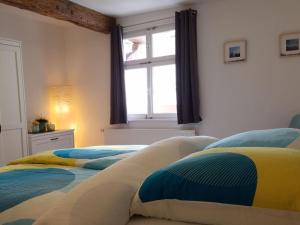 2 camas en un dormitorio con ventana en to the lakeside promenade, en Überlingen