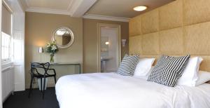 Postel nebo postele na pokoji v ubytování B+B Edinburgh