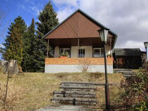 a house with a street light in front of it at Ferienhaus Ferienhäusel, Oybin in Hain
