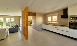 Una cocina con un sofá y una silla en una habitación. en Villa Dorada Beach Alicante, en Alicante