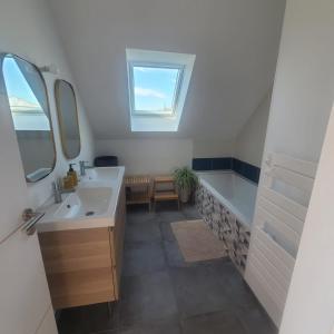 Bilik mandi di Comme à la maison ! 4 chambres, vue mer