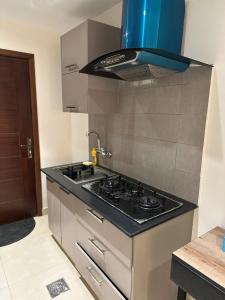 Kuchyň nebo kuchyňský kout v ubytování NEW 1 Bed Studio heart of Lahore l Kalma Chowk l Indigo Boutique Apartments