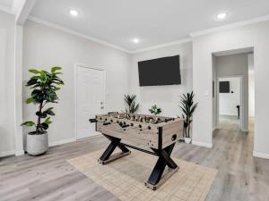 ダラスにあるModern Luxury Minutes from Downtown Dallasのリビングルーム(テーブルテーブル付)