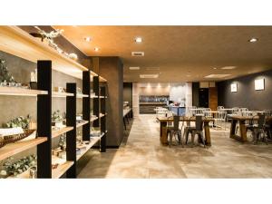 伊勢市にあるHotel Area One Ise Inter - Vacation STAY 38493vのテーブルと椅子のあるレストラン、キッチンが備わります。