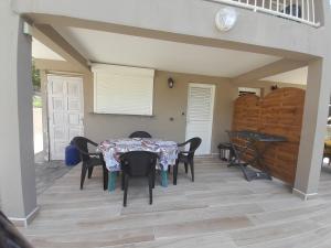 Patio nebo venkovní prostory v ubytování T 2 Ste Anne à 5mn de la Plage