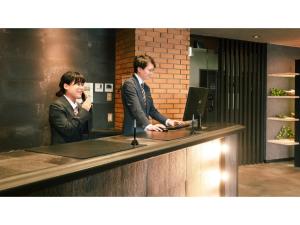 伊勢市にあるHotel Area One Ise Inter - Vacation STAY 38493vの男女立ち向かうカウンター